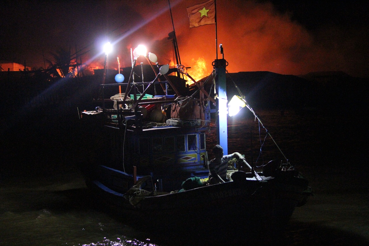 Tin nhanh - Cháy lớn ở Nha Trang: Lửa ngút trời thiêu rụi 'xóm nhà chồ' (Hình 5).