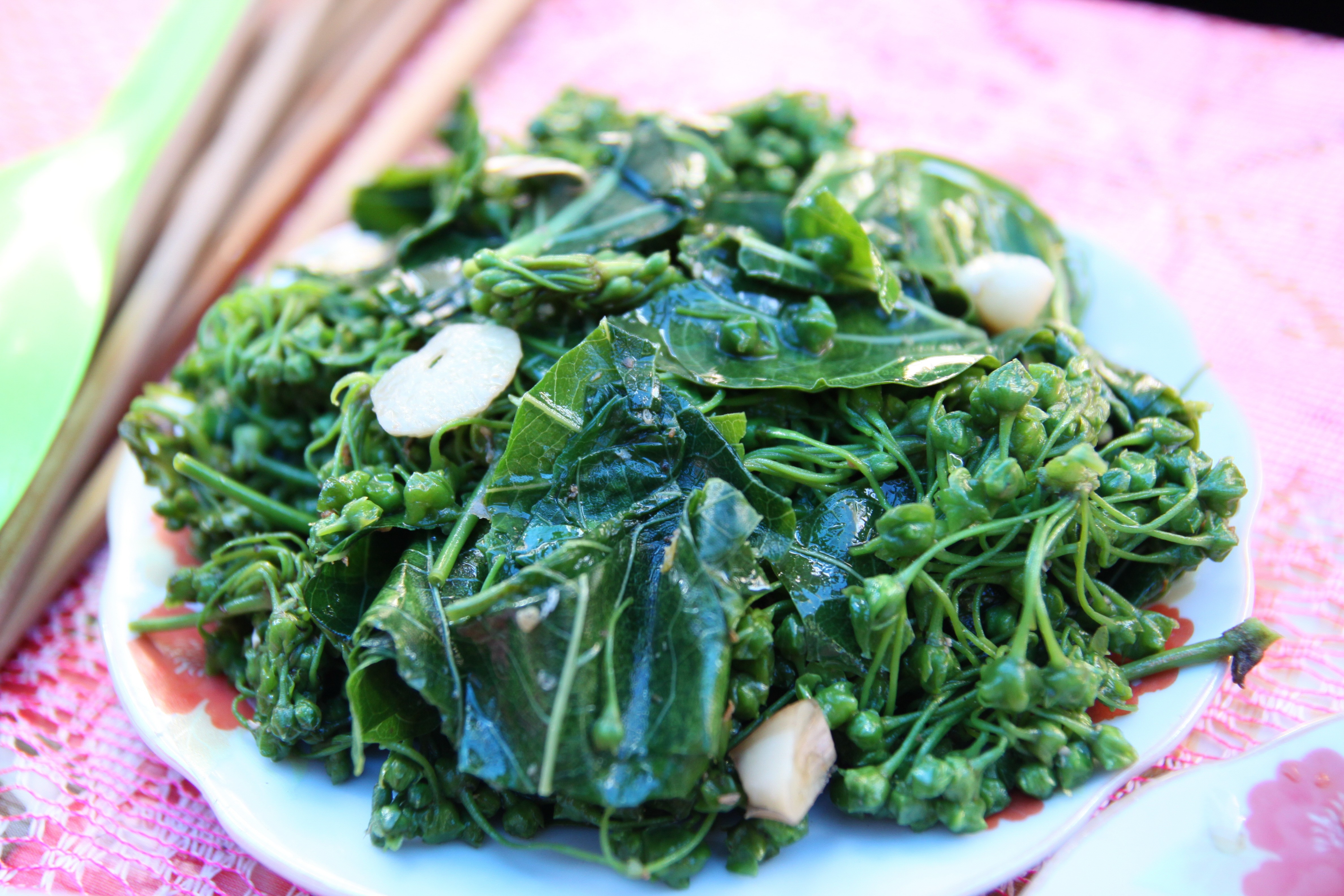 Xã hội - Xuân về Mường So, ăn món... lá ngón xào tỏi độc nhất vô nhị (Hình 2).