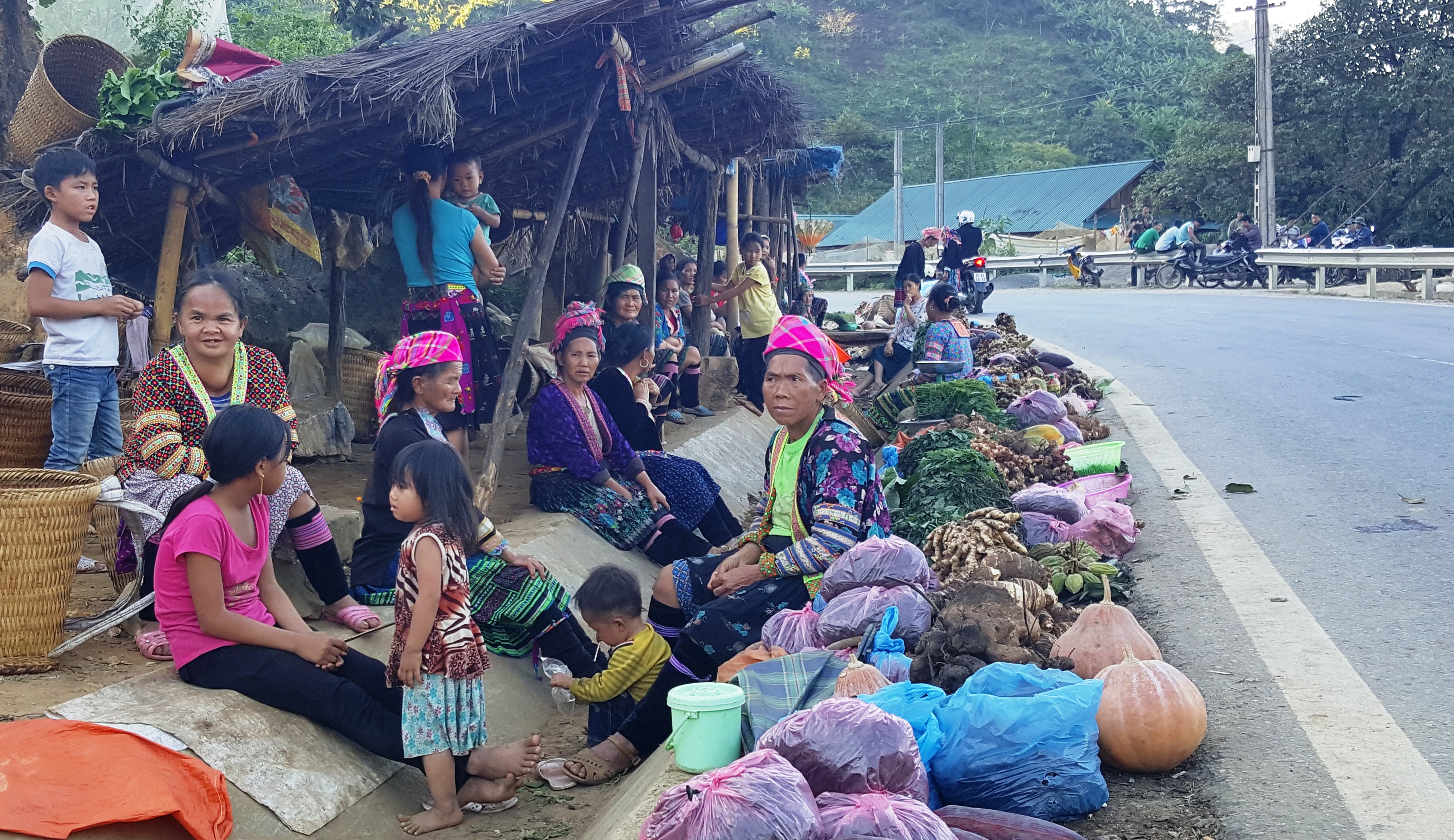 Xã hội - Xuân về Mường So, ăn món... lá ngón xào tỏi độc nhất vô nhị
