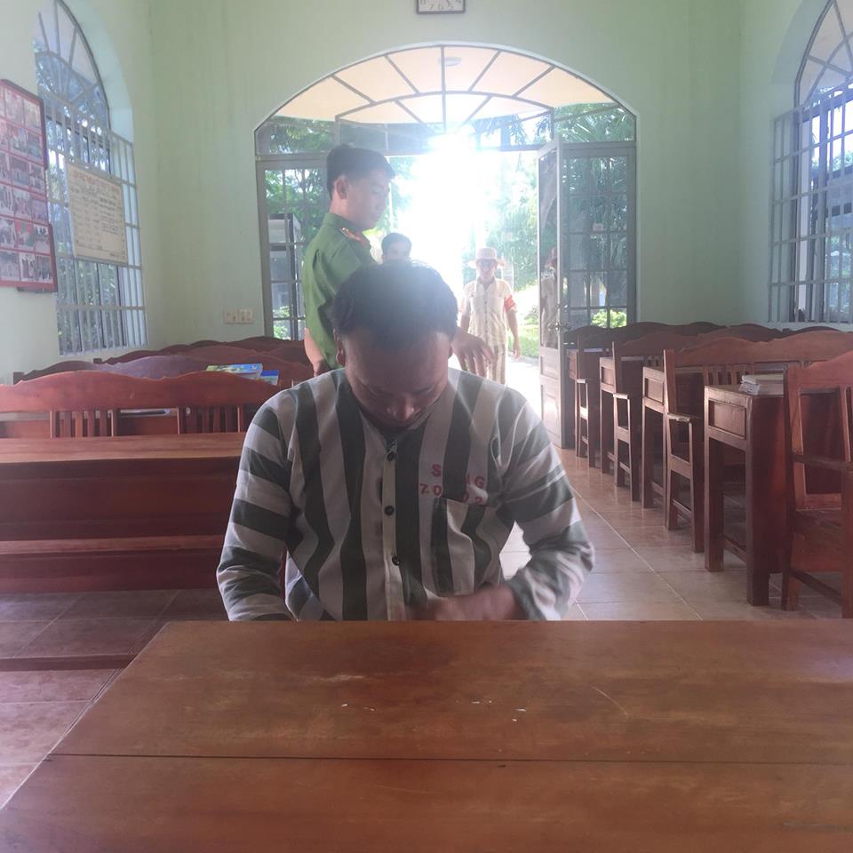 An ninh - H&igrave;nh sự - &Aacute;nh mắt buồn của g&atilde; chồng lĩnh &aacute;n giết người khuy&ecirc;n vợ đi bước nữa