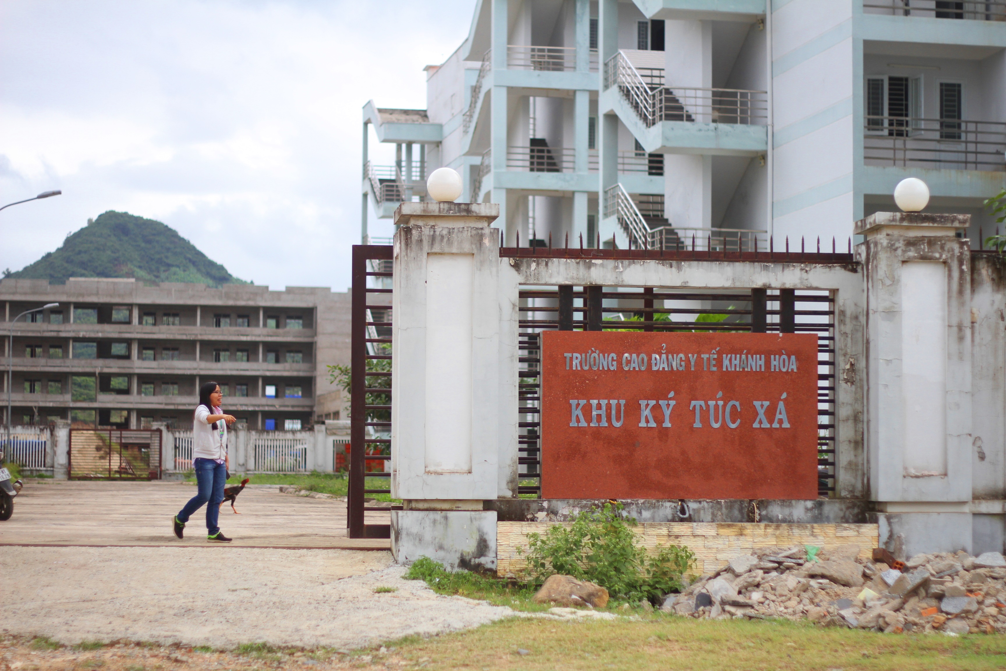 Xã hội - Cháy lớn ở Nha Trang: Người dân ở tạm trong KTX trường Cao đẳng Y tế (Hình 4).