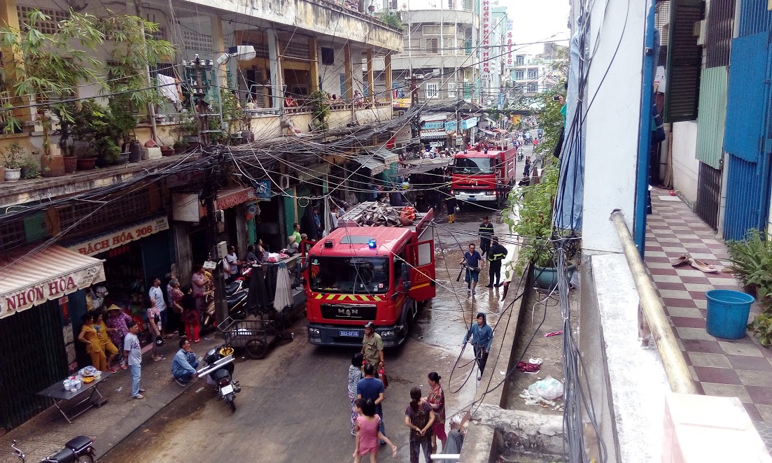 Tin nhanh - TP.HCM: Cháy lớn chung cư, hàng chục người tháo chạy (Hình 4).