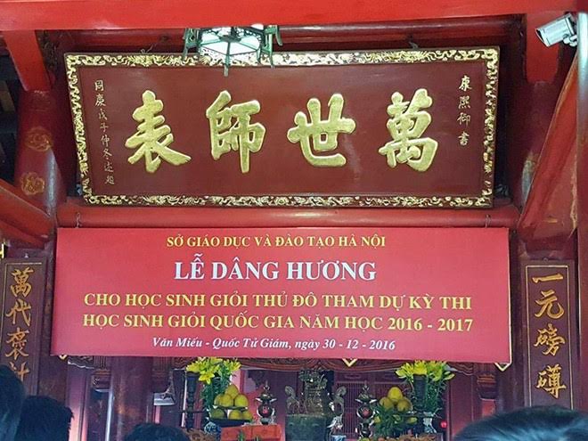 Xi nhan Trái Phải - ‘Dâng hương cho học sinh giỏi’: ‘Biết' chữ sao còn treo biển?