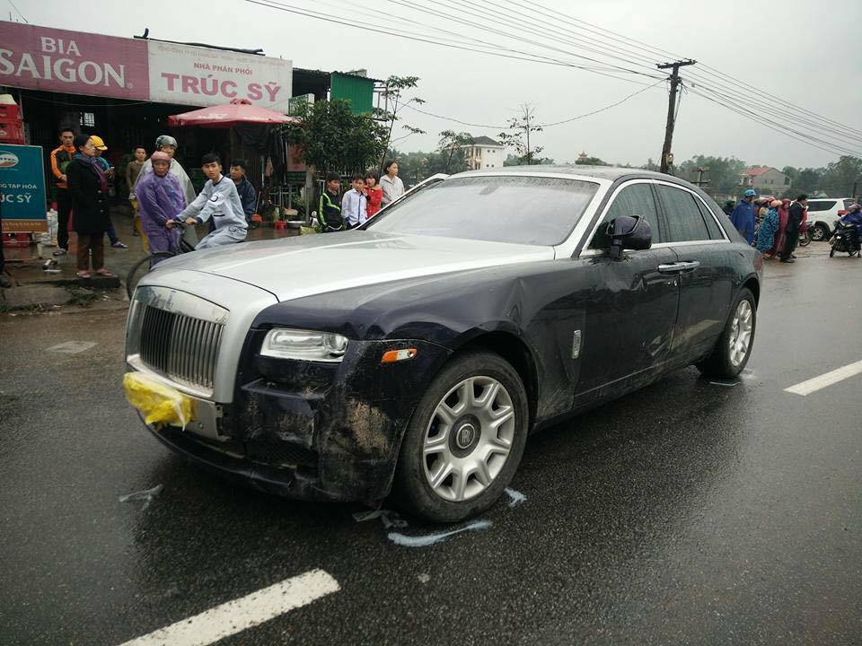 Tin nhanh - Siêu xe Rolls Royce gây tai nạn nghiêm trọng trên QL1A (Hình 2).