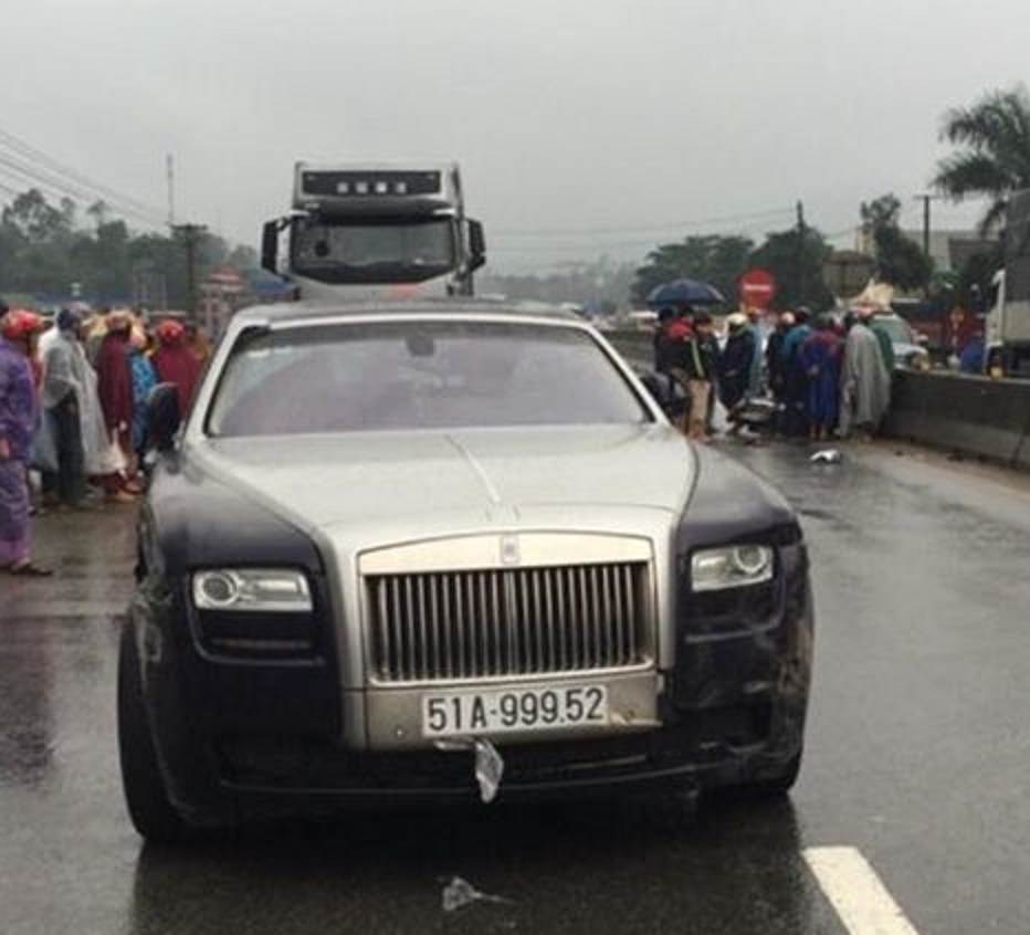 Tin nhanh - Siêu xe Rolls Royce gây tai nạn nghiêm trọng trên QL1A