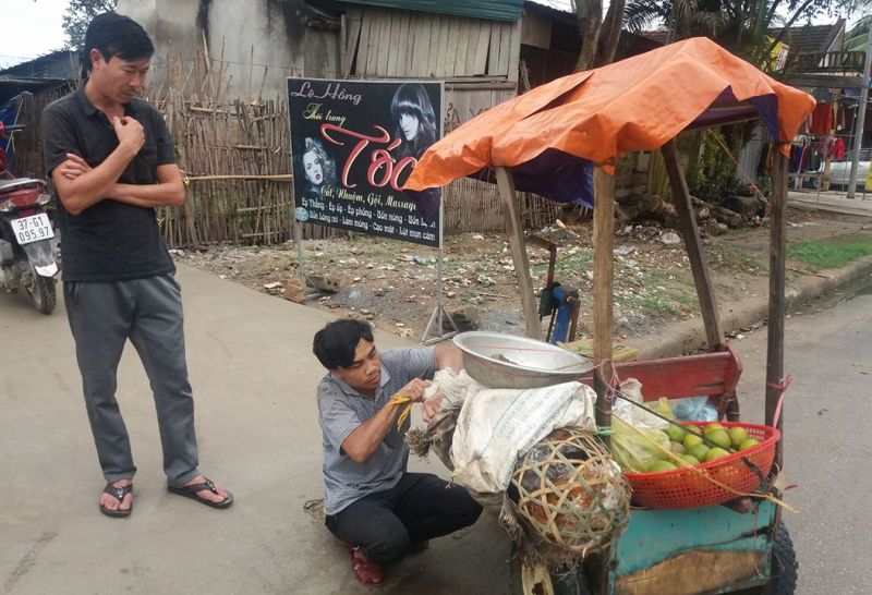 Xã hội - Người đàn ông khuyết tật đẩy xe hơn 10km mỗi ngày để bán gà dịp Tết