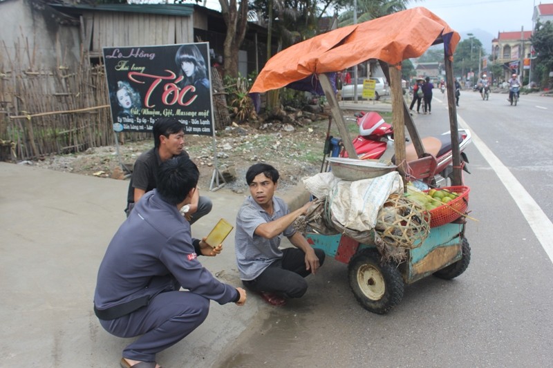 Xã hội - Người đàn ông khuyết tật đẩy xe hơn 10km mỗi ngày để bán gà dịp Tết (Hình 2).