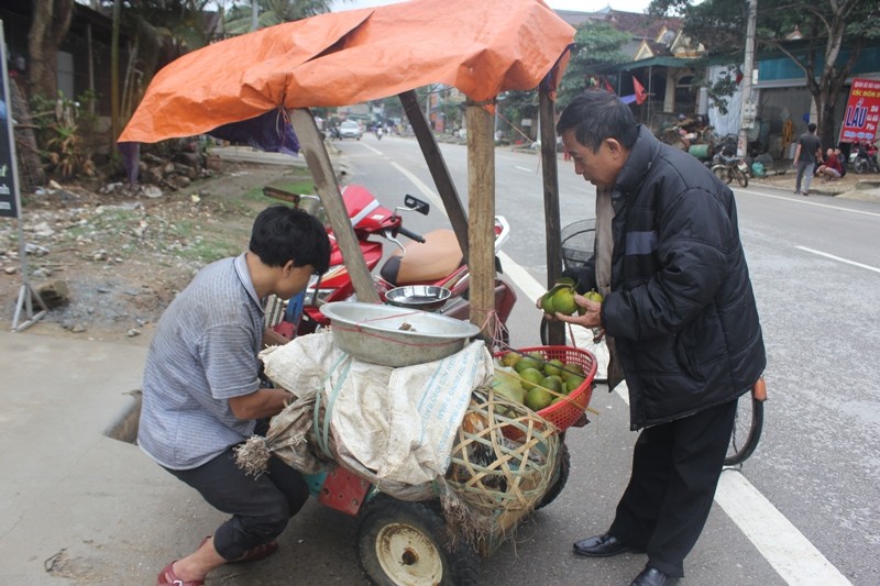 Xã hội - Người đàn ông khuyết tật đẩy xe hơn 10km mỗi ngày để bán gà dịp Tết (Hình 4).