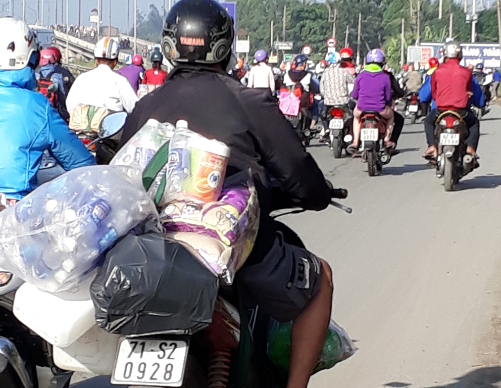 Tin nhanh - Dân miền Tây về quê đón tết, giao thông trên QL1A ùn tắc cục bộ (Hình 3).