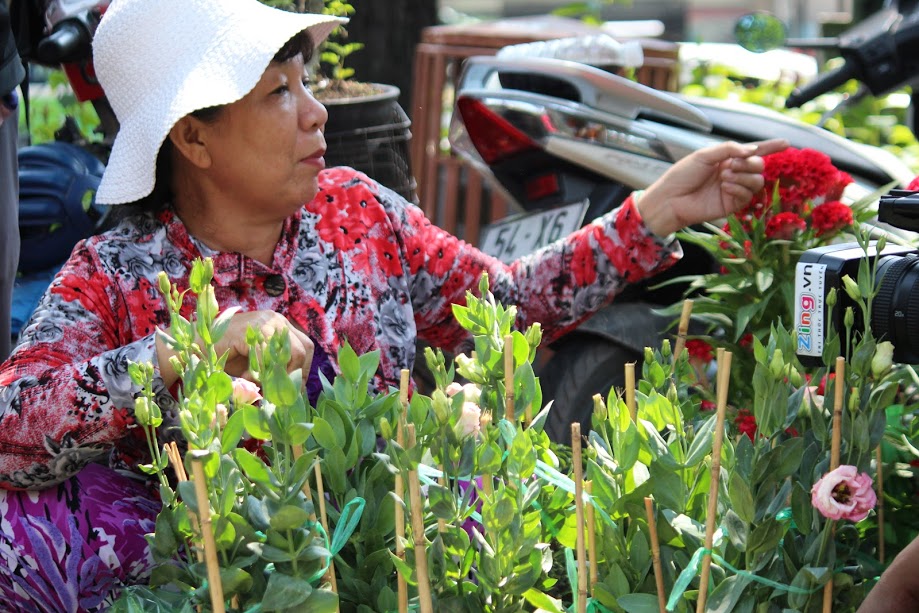 Tin nhanh - Cây cảnh bỏ thùng rác, người Sài Gòn đổ xô mua cây rẻ chiều 30 Tết (Hình 4).