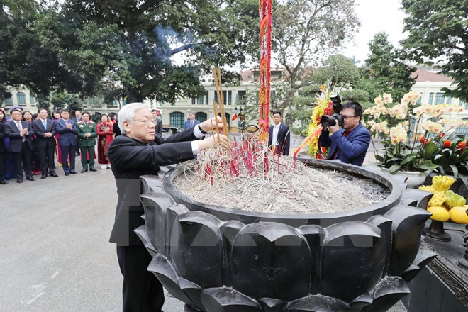 Chính trị - Tổng Bí thư đi xe buýt, bách bộ quanh hồ Gươm sáng mùng 1 Tết (Hình 2).