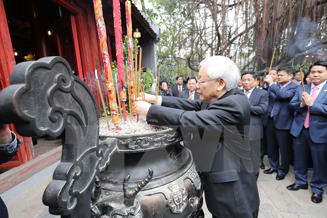 Chính trị - Tổng Bí thư đi xe buýt, bách bộ quanh hồ Gươm sáng mùng 1 Tết (Hình 4).