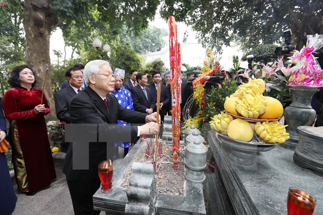 Chính trị - Tổng Bí thư đi xe buýt, bách bộ quanh hồ Gươm sáng mùng 1 Tết (Hình 5).