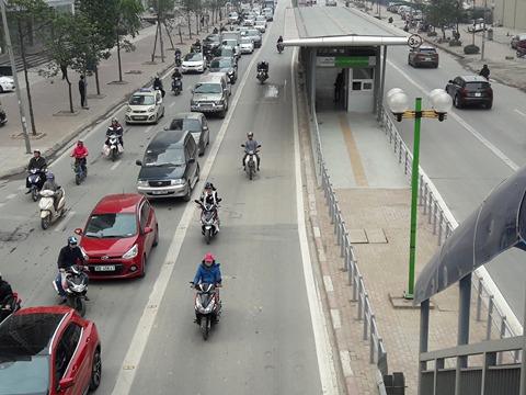 Xã hội - Cận cảnh người xếp hàng, kẻ lấn đường buýt nhanh BRT (Hình 10).