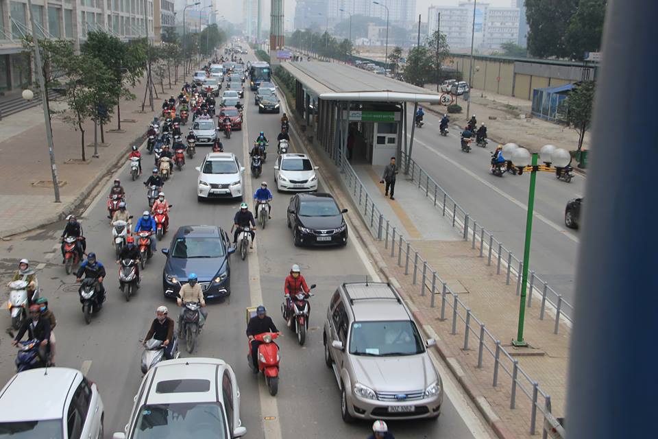 Xã hội - Cận cảnh người xếp hàng, kẻ lấn đường buýt nhanh BRT (Hình 4).