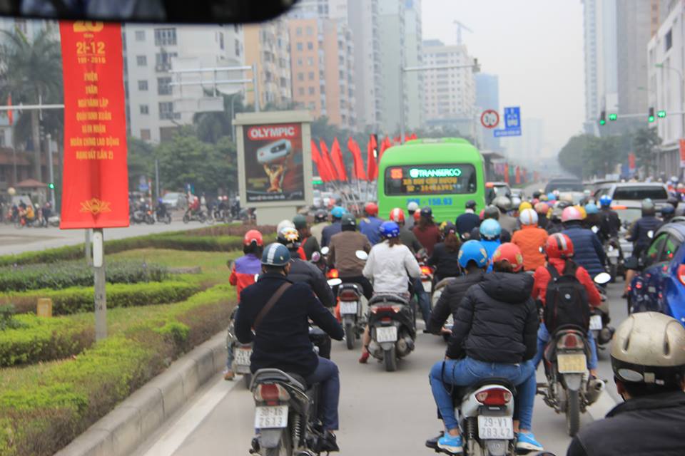 Xã hội - Cận cảnh người xếp hàng, kẻ lấn đường buýt nhanh BRT (Hình 5).