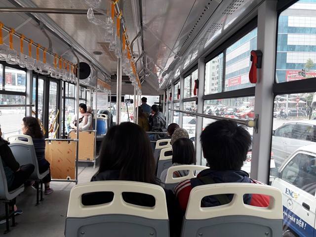 Xã hội - Cận cảnh người xếp hàng, kẻ lấn đường buýt nhanh BRT (Hình 14).