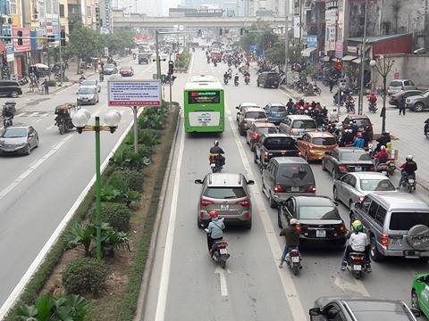 Xã hội - Cận cảnh người xếp hàng, kẻ lấn đường buýt nhanh BRT (Hình 11).