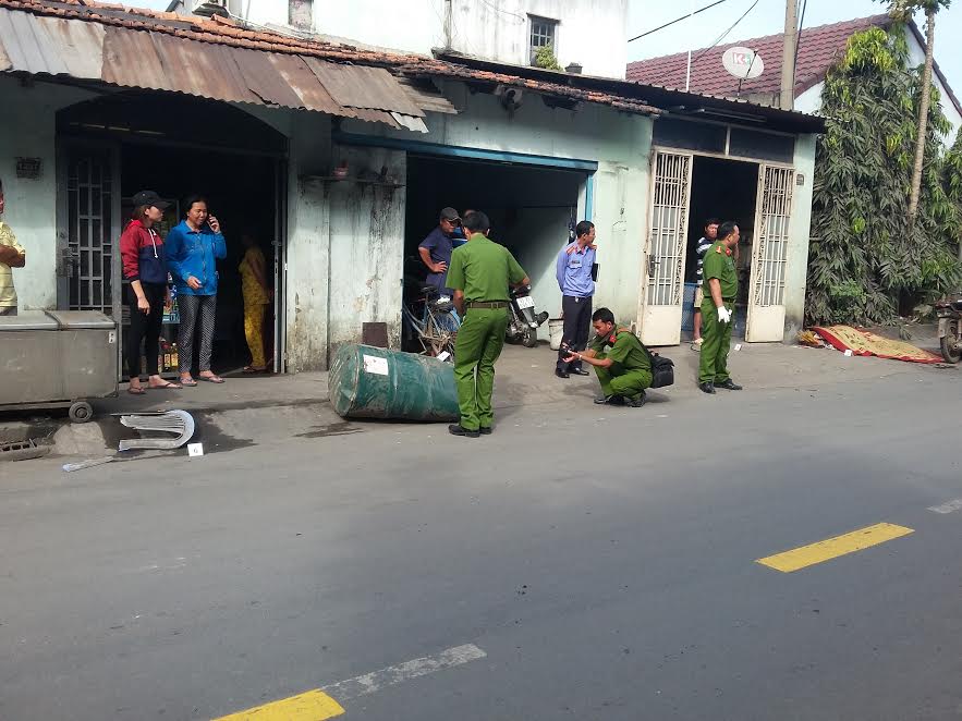 Tin nhanh - Thùng phuy phát nổ, 1 người đàn ông văng xa tử vong tại chỗ (Hình 2).