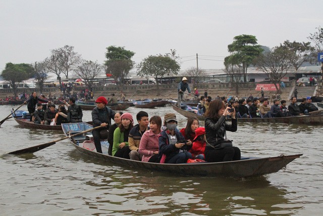 Xã hội - Lễ hội chùa Hương: Chấm dứt cảnh vòi tiền du khách, đi đò không phao (Hình 2).