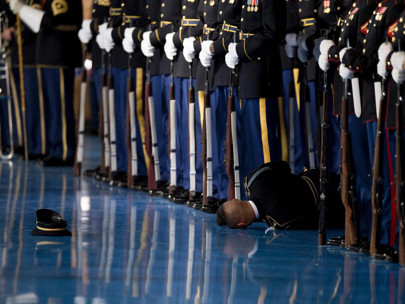 Tiêu điểm - Lính Mỹ ngất xỉu trong lễ chia tay Tổng thống Obama