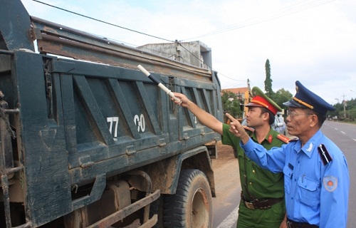 An ninh - Hình sự - Bình Định: Phát hiện 2 xe chở hàng lậu từ Nam ra Bắc 