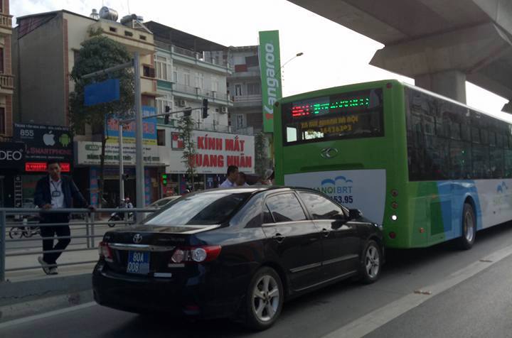 Xã hội - Xe buýt nhanh BRT bị xe biển xanh ‘tông’ đuôi