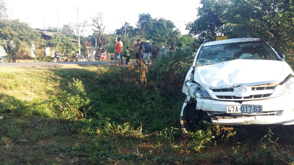 Tin nhanh - Đắk Lắk: Taxi tông xe máy làm 3 người thương vong  (Hình 2).