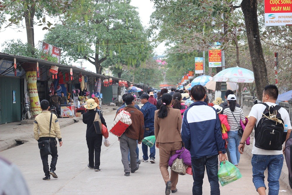 Xã hội - Trước giờ khai hội chùa Hương, vẫn còn 'cò đò', gửi xe 'chặt chém' (Hình 3).