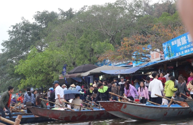 Xã hội - Trước giờ khai hội chùa Hương, vẫn còn 'cò đò', gửi xe 'chặt chém' (Hình 2).