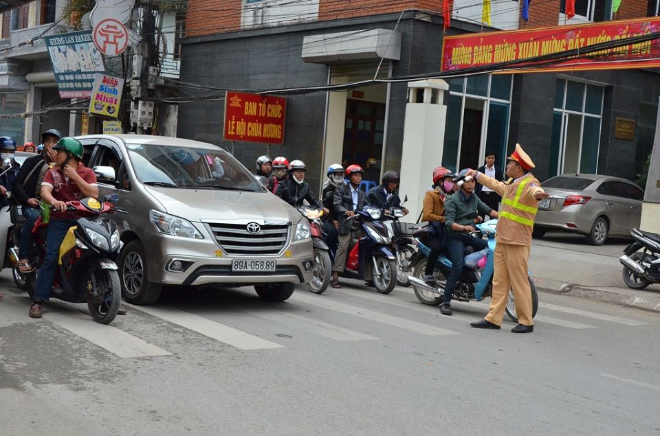 Xã hội - Trước giờ khai hội chùa Hương, vẫn còn 'cò đò', gửi xe 'chặt chém' (Hình 4).