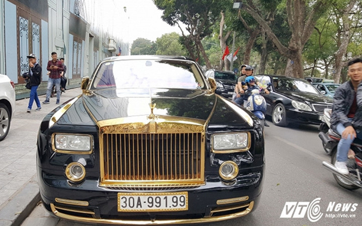 Thị trường - Siêu xe mạ vàng 50 tỷ đồng xuống phố du xuân