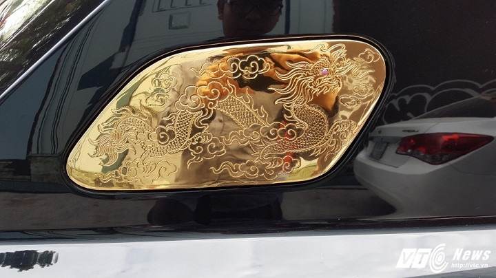Thị trường - Siêu xe mạ vàng 50 tỷ đồng xuống phố du xuân (Hình 6).