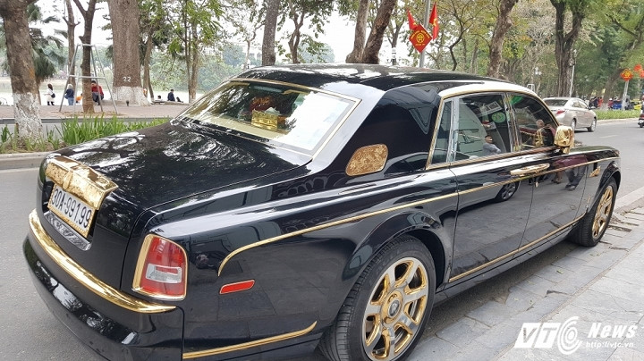 Thị trường - Siêu xe mạ vàng 50 tỷ đồng xuống phố du xuân (Hình 7).