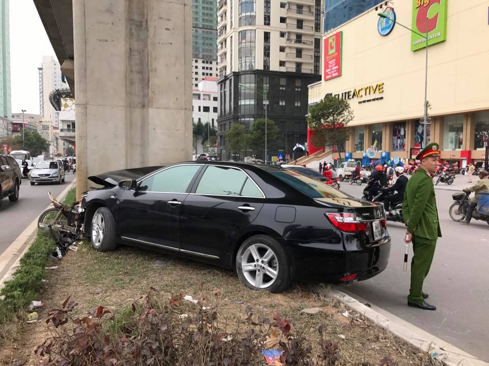 Tin nhanh - Hà Nội: Xe Camry ‘điên’ đâm nát xe máy, nhiều người bị thương