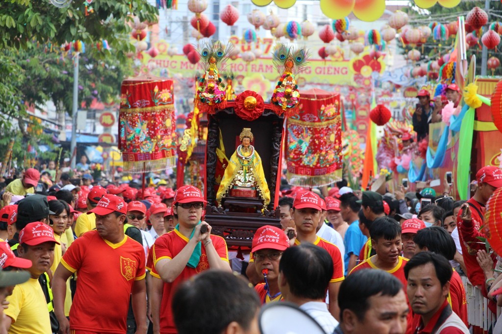 Xã hội - Hàng nghìn người đổ về Bình Dương dự lễ rước kiệu Bà Thiên Hậu (Hình 17).