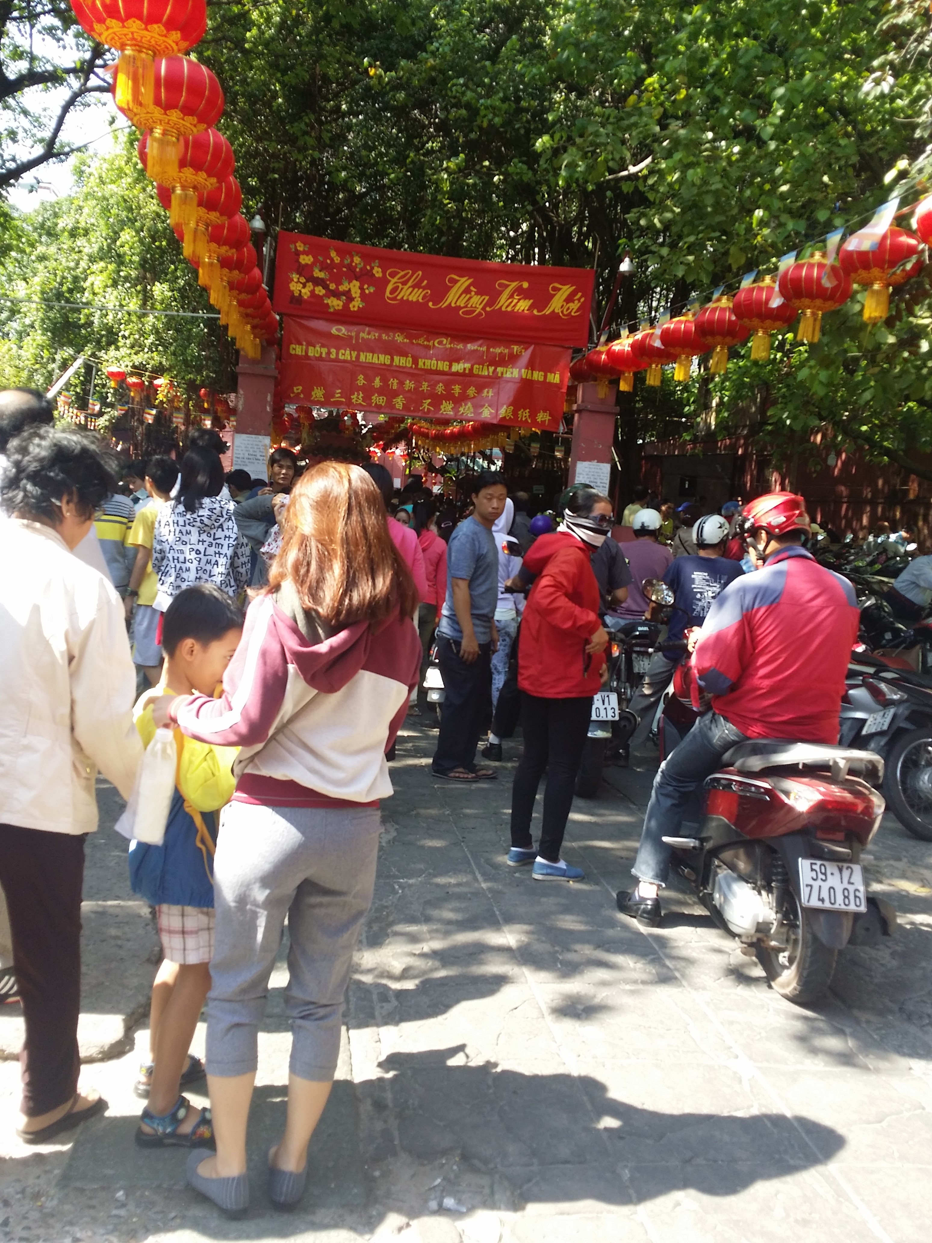 Văn hoá - Rằm tháng Giêng, người Sài Gòn đội nắng đến chùa Ngọc Hoàng cầu may (Hình 2).