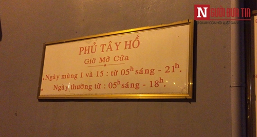 Xã hội - Tối muộn, người dân vẫn chen chân đi lễ rằm tháng Giêng ở phủ Tây Hồ (Hình 2).