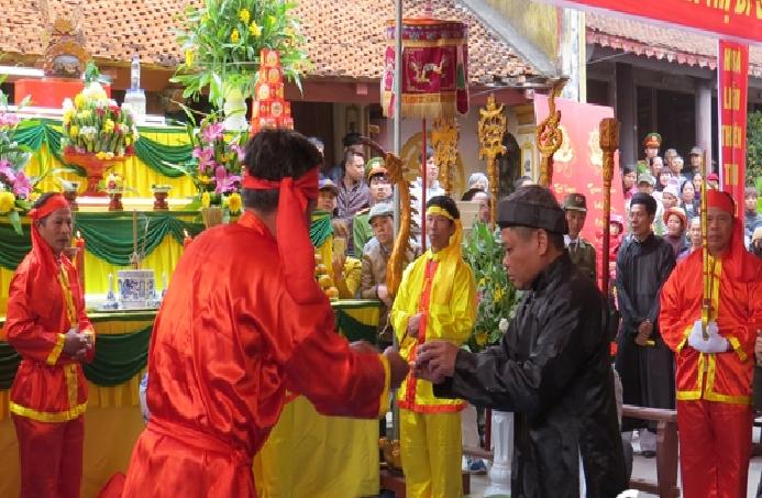 Xi nhan Trái Phải - Lễ hội Minh thề vắng bóng quan: May mà quan không thề! (Hình 2).