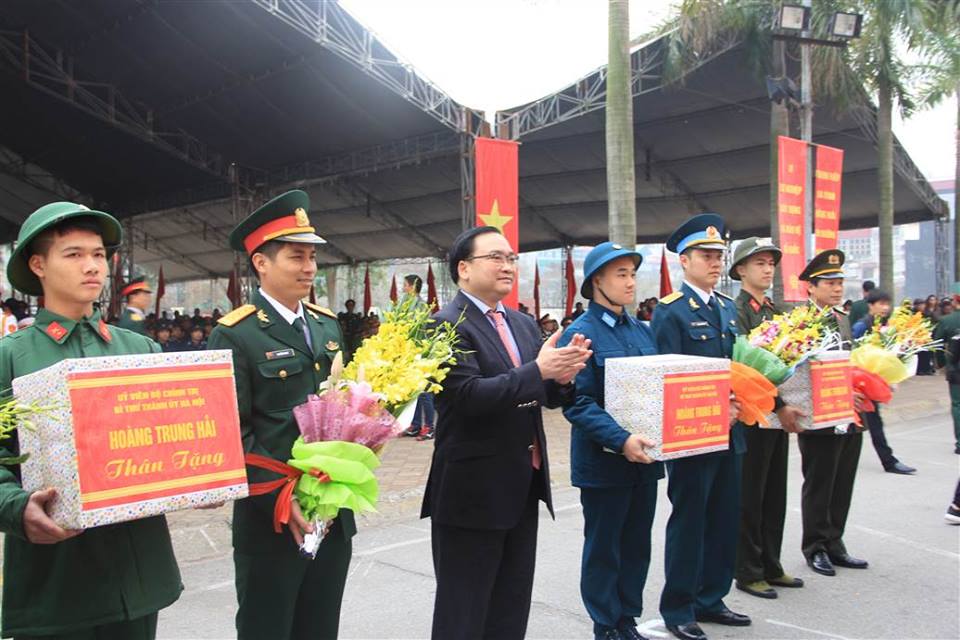 Xã hội - Hà Nội: Xúc động tân binh chia tay người thân lên đường nhập ngũ (Hình 2).