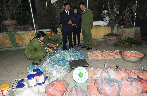 Phát hiện cơ sở sản xuất giò, nem chua sử dụng chất cấm