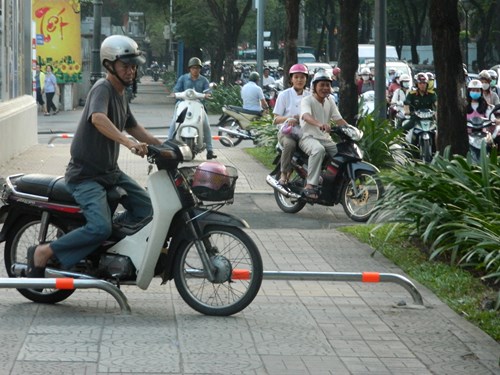 Xi nhan Trái Phải - Lắp barie ngăn xe máy trên vỉa hè: Thành công nào chẳng có mất mát