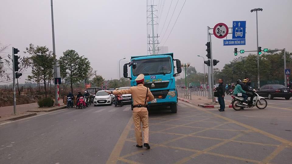 Xã hội - CSGT xử phạt nhiều phương tiện đi vào làn buýt nhanh BRT