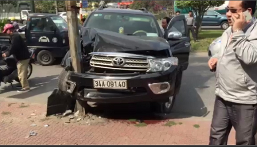 Tin nhanh - Hải Dương: Fortuner mất lái, đâm trúng cột đèn cao áp bên đường