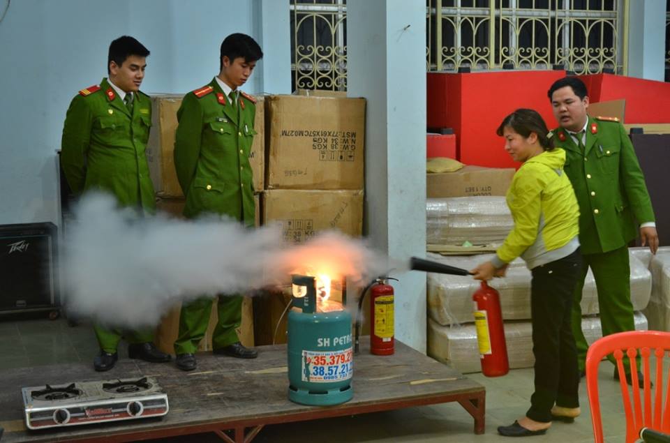 Xã hội - Hà Nội: 'Buồn' với cảnh chỉ cụ già, trẻ nhỏ học phòng chống cháy nổ (Hình 8).