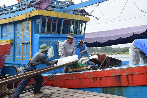 Xã hội - Rợp đỏ băng rôn khẳng định chủ quyền theo tàu ngư dân ra khơi (Hình 2).