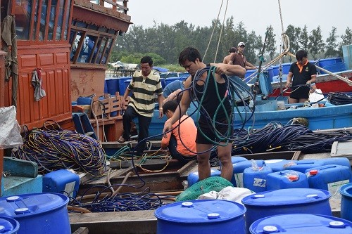 Xã hội - Rợp đỏ băng rôn khẳng định chủ quyền theo tàu ngư dân ra khơi (Hình 3).