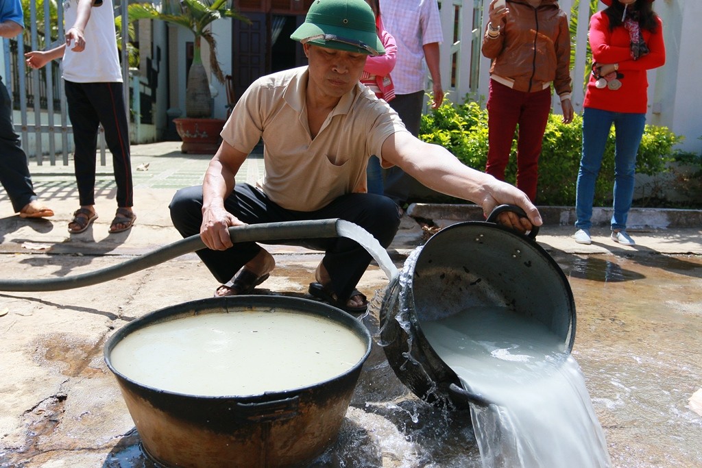 Xã hội - Đắk Lắk: Người dân hoang mang nước giếng đốt cháy như xăng dầu