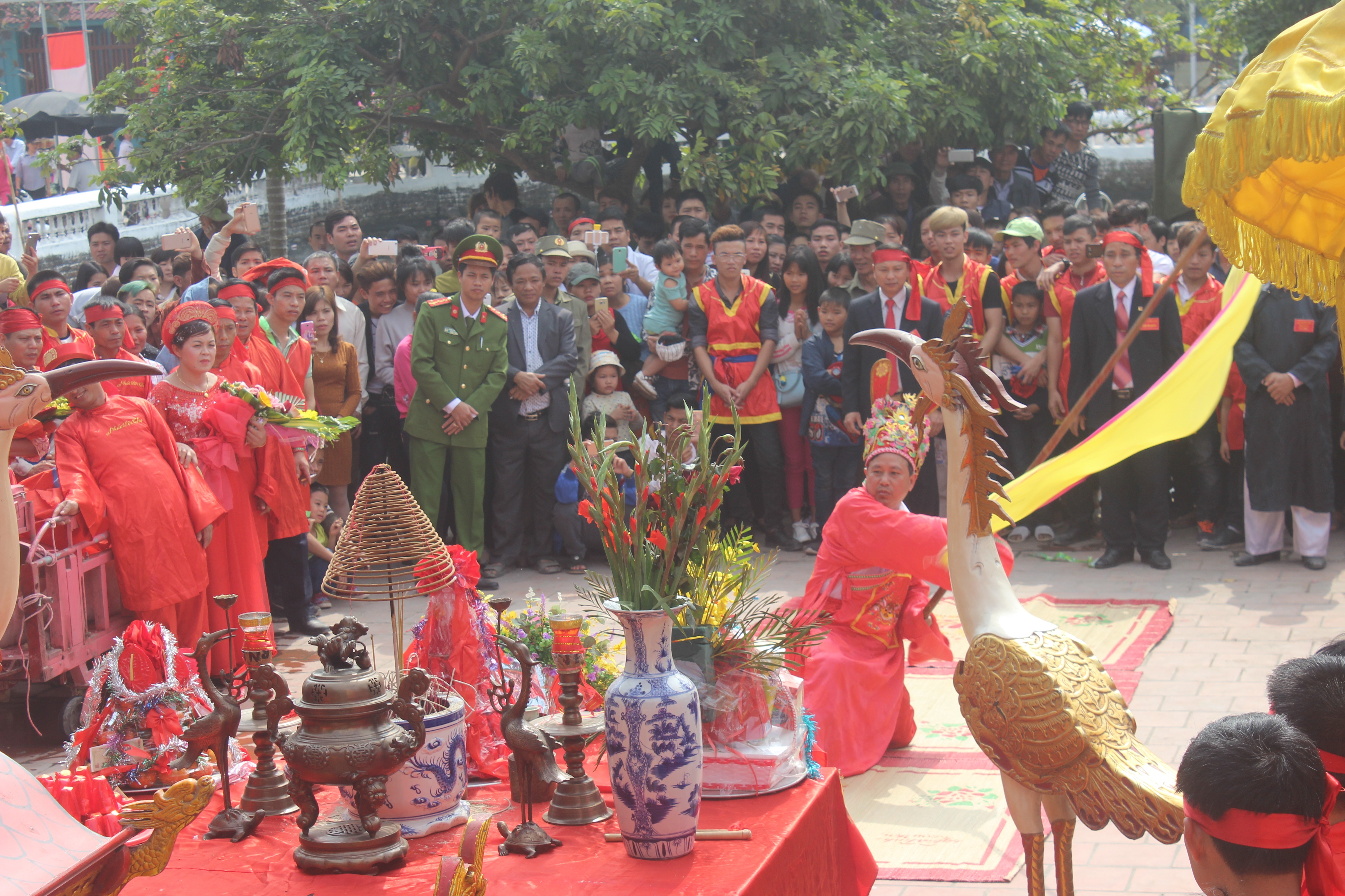 Xã hội - Hai ‘ông ỉn’ tiếp tục bị ‘xử kín’ tại lễ hội chém lợn ở Bắc Ninh (Hình 7).