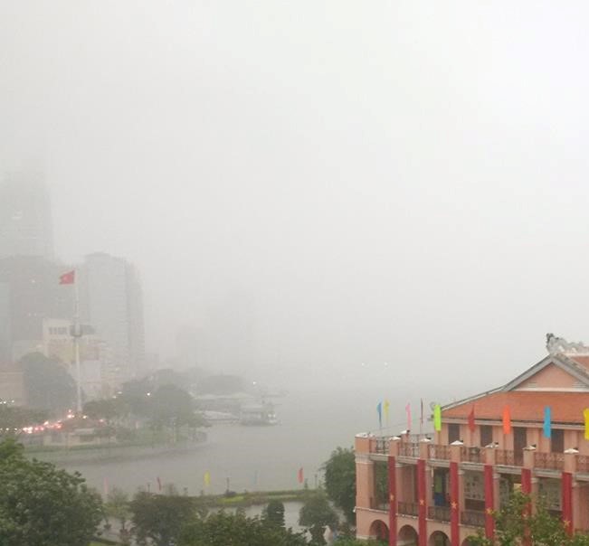 Tin nhanh - Đầu năm Sài Gòn mưa giông cực lớn, bất thường, dân khổ sở chống đỡ (Hình 2).